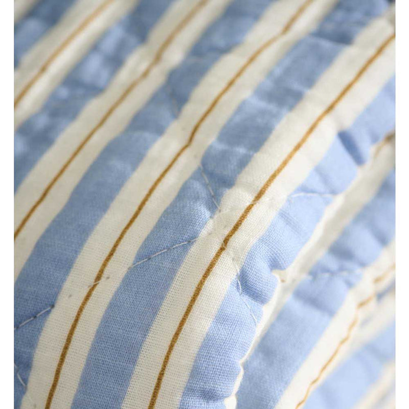 Ib Laursen Quilt blå med hvide og brune striber 130x180cm