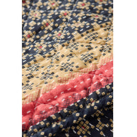 Ib Laursen Quilt Mørkeblå med Rosa og Naturfarvet mønster 130x180cm
