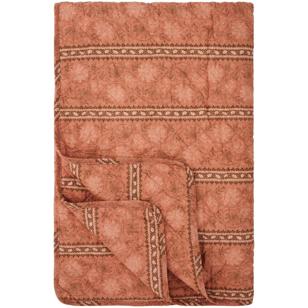 Ib Laursen Quilt Coral Almond m/Røde Tynde Striber, Grønne og Hvide Blomsterranker 130x180cm