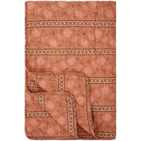 Ib Laursen Quilt Coral Almond m/Røde Tynde Striber, Grønne og Hvide Blomsterranker 130x180cm