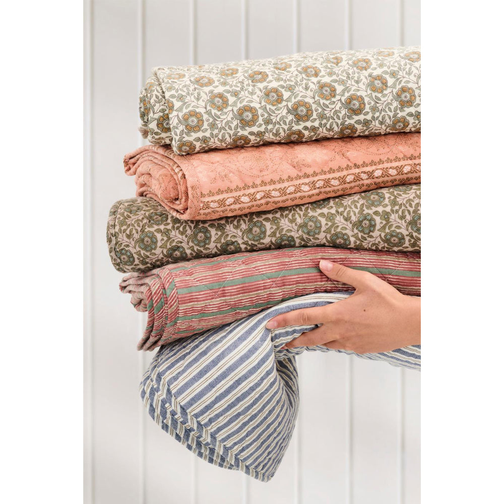 Ib Laursen Quilt Coral Almond m/Røde Tynde Striber, Grønne og Hvide Blomsterranker 130x180cm