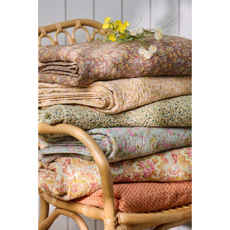 Ib Laursen Quilt beige m/Gule Grønne Hindbærfarvede Blomster 130x180cm